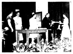 Ancienne photo en noir et blanc avec des étudiantes en soins infirmiers recevant leur diplôme