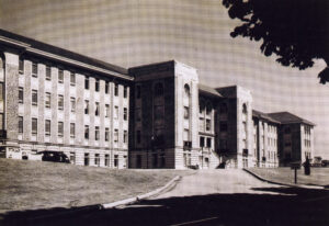 Façade avant d’un imposant bâtiment institutionnel