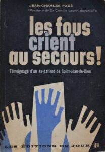 book cover with title Les Fous crient au secours and image of hands rising