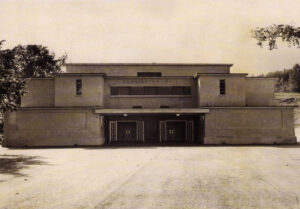 Édifice institutionnel austère, avec très peu de fenêtres, avec les mots «Pennington Hall» sur le haut de la façade