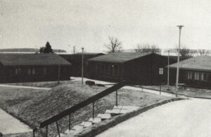 Ancienne photo en noir et blanc d'un édifice de bois d'un étage