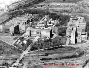 Photo en noir et blanc d'une vue aérienne d'un vaste complexe composé de plusieurs bâtiments institutionnels