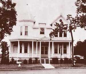 Photo en noir et blanc d'une maison à l'architecture victorienne